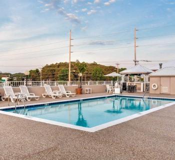 Quality Inn & Suites Oceanblock pool area Photo